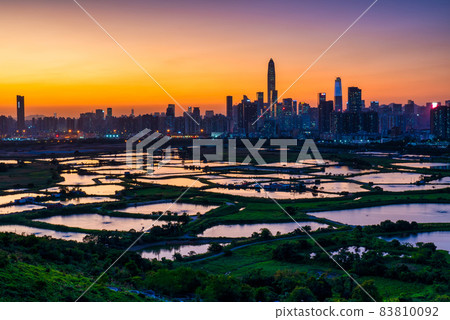 從香港眺望遠處的深圳市區 從香港眺望遠處的深圳市區 83810092