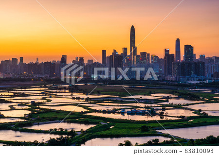 從香港眺望遠處的深圳市區 從香港眺望遠處的深圳市區 83810093