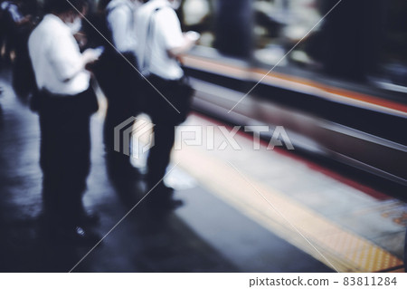 等待火車的商人 等待火車的商人 83811284