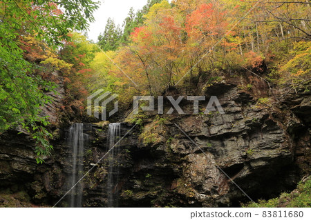 Autumn leaves of Meotodaki 83811680