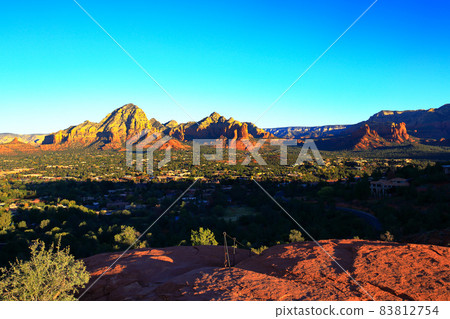 從塞多納機場梅薩（Portex 和 Power Spot）山頂的晨景 83812754