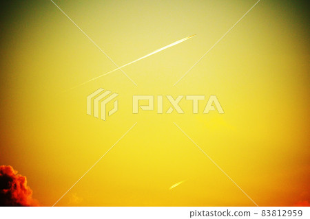 日落天空和飛機雲彩 日落天空和飛機雲彩 83812959