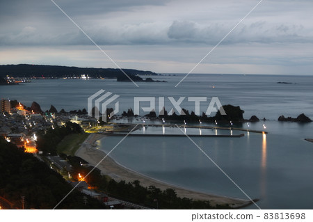 黎明的碼頭岩石 83813698