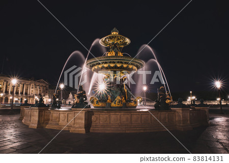 Fountain in the Paris 83814131