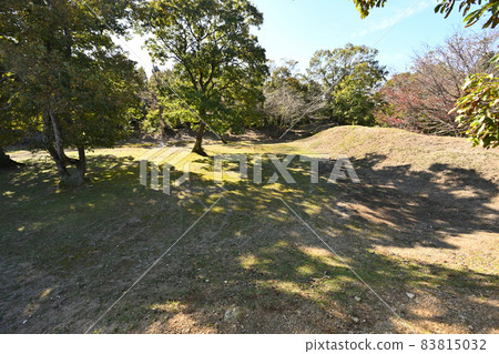 Kuruwa group of Genba'o Castle in late autumn Mt. Nakao, where the headquarters of the Shibata Katsuie was in the battle of Shizugatake Kuruwa group of Genba'o Castle in late autumn Mt. Nakao, where the headquarters of the Shibata Katsuie was in the battle of Shizugatake 83815032