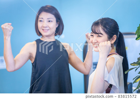 參加健身房的婦女和教練員 83815572