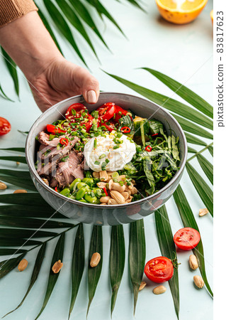 Roast beef pokeh with poached egg and vegetables 83817623