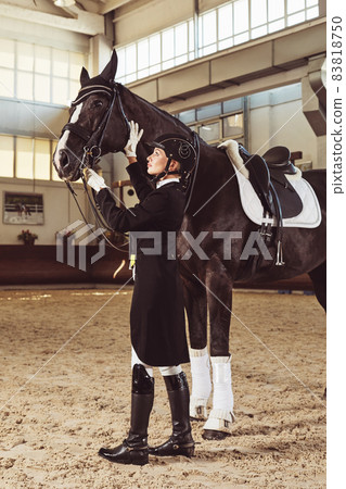 woman jockey with his horse 83818750