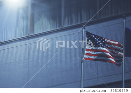 美國國旗和辦公樓 83819359