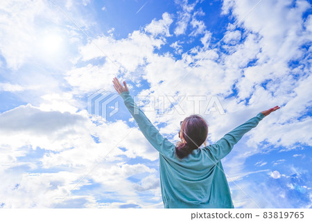 Blue sky and back of a woman Blue sky and back of a woman 83819765