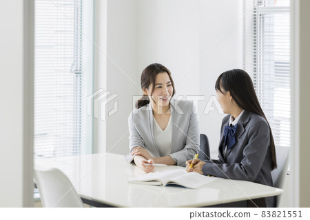 在補習班接受個別指導的學生 高中生 初中生 83821551