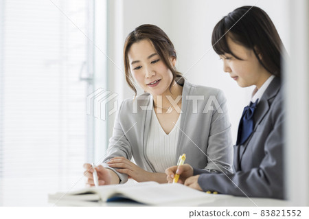 在補習班接受個別指導的學生 高中生 初中生 在補習班接受個別指導的學生 高中生 初中生 83821552
