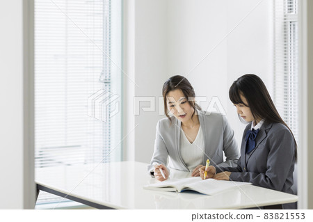 在補習班接受個別指導的學生 高中生 初中生 83821553