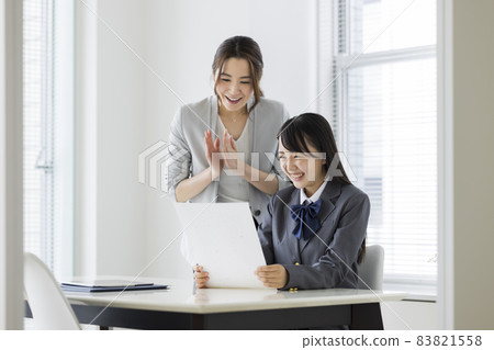 Students who are pleased with the test results at the cram school High school students Junior high school students 83821558