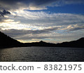 閃亮的雲、海和島的剪影 83821975