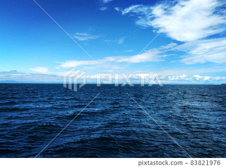 只有深藍的天空和大海 只有深藍的天空和大海 83821976