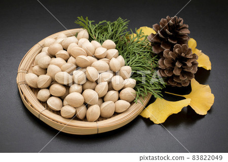 Ginkgo nuts and ginkgo leaves 83822049