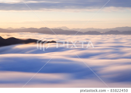 早晨太陽照亮的雲彩海 83822450