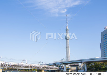 在藍天的東京天空樹 在藍天的東京天空樹 83823018