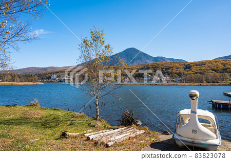 秋天從白樺湖看到的蓼科山 秋天從白樺湖看到的蓼科山 83823078