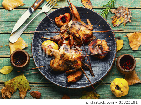 Quail grilled with quince 83823181