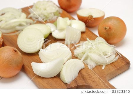 Onions in various ways 83823340