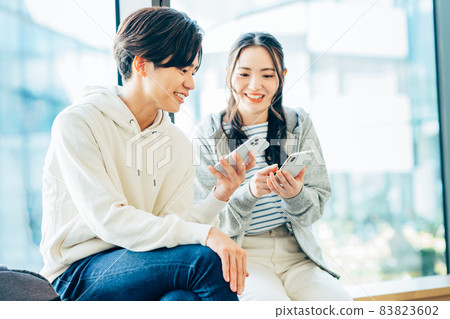 看著智能手機拍攝合作“LINK FOREST”的年輕大學生男女 看著智能手機拍攝合作“LINK FOREST”的年輕大學生男女 83823602