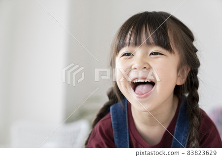 笑臉一年級的女孩 83823629