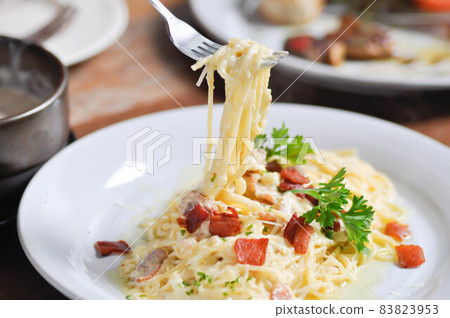 spaghetti or spaghetti carbonara, pasta carbonara spaghetti or spaghetti carbonara, pasta carbonara 83823953