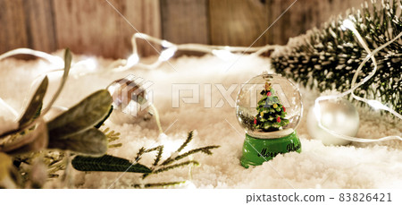 雪球和雪上的燈飾 雪球和雪上的燈飾 83826421