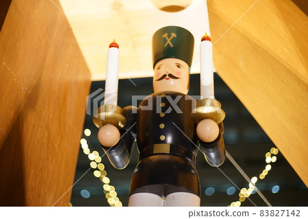 拿著蠟燭的士兵 83827142