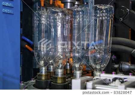 The drinking water bottle manufacturing process by blow mold machine. 83828047