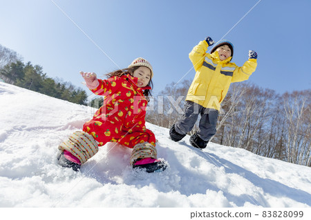 孩子們在白雪皚皚的公園玩 孩子們在白雪皚皚的公園玩 83828099