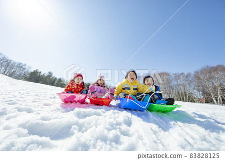 孩子們在雪地公園裡玩雪橇 孩子們在雪地公園裡玩雪橇 83828125