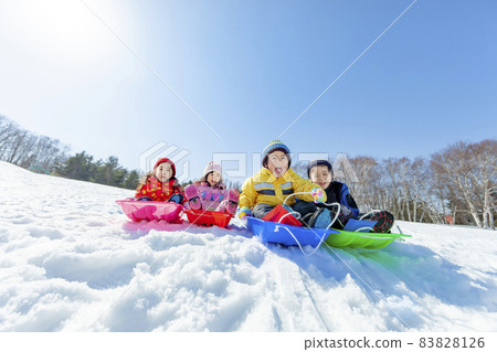 孩子們在雪地公園裡玩雪橇 83828126