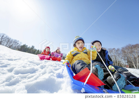 孩子們在雪地公園裡玩雪橇 83828128