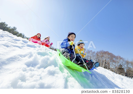 孩子們在雪地公園裡玩雪橇 83828130