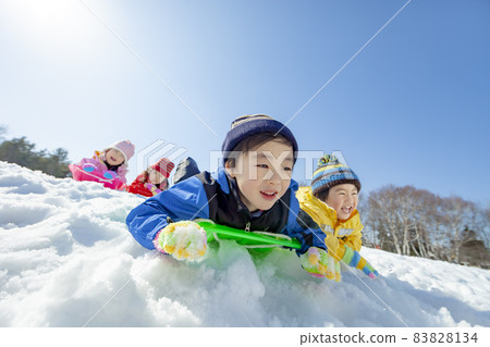 孩子們在雪地公園裡玩雪橇 83828134