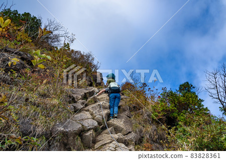 Autumn Tanigawadake Nishikuro Ridge ・ Climbers climbing the chain Autumn Tanigawadake Nishikuro Ridge ・ Climbers climbing the chain 83828361
