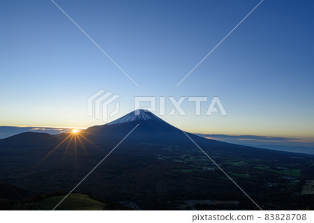 Mt. Fuji and sunrise seen from Ryugadake, Yamanashi Prefecture Mt. Fuji and sunrise seen from Ryugadake, Yamanashi Prefecture 83828708