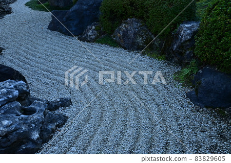 枯山水園林白沙形象與河流流動 83829605