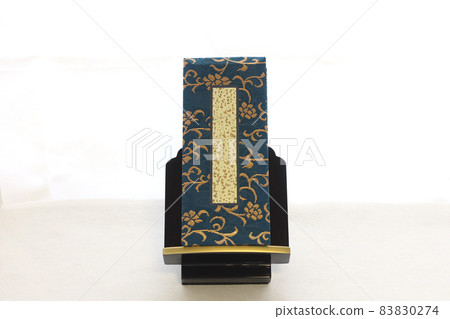 講台上豎立著祖傳法名的舊書 4 83830274