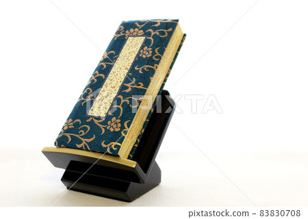 講台上豎立著祖傳法名的古書1 83830708