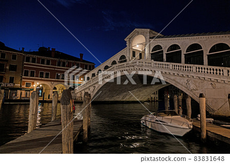 View on Rialto Bridge in Venice without people during Covid-19 lockdown View on Rialto Bridge in Venice without people during Covid-19 lockdown 83831648