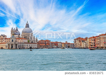 Panoramic view on Venice from lagoon during daytime 83831671