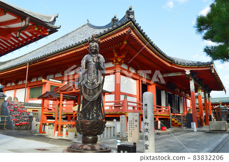 Admire the eleven-faced Kannon statue and the statue of Kuya Kamito at Rokuharamitsuji Temple in Kyoto City, which I visited on the morning of November. 83832206