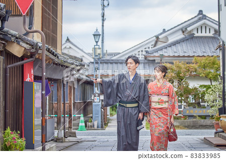 A young couple sightseeing in Mamedamachi, Hita City in kimono 83833985