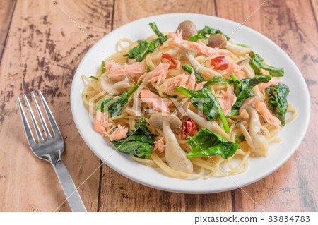 Japanese-style pasta with salmon and spinach Japanese-style pasta with salmon and spinach 83834783