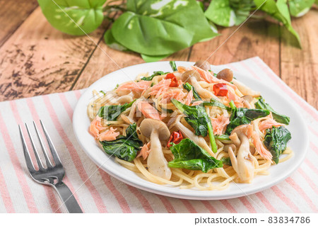 Japanese-style pasta with salmon and spinach 83834786