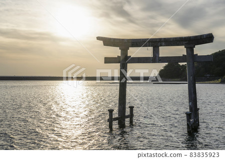 紀伊田邊天神崎海上牌坊和本島,背景是落日 紀伊田邊天神崎海上牌坊和本島,背景是落日 83835923